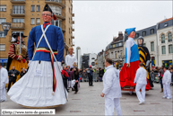 TOURCOING (F) - Week-End Géant 2013  - Le cortège (samedi) / Le Canonnier et la Cantinière - Faubourg de Tournai - ATH (B) et Baudouin IV - ATH (B)