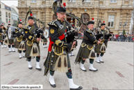 TOURCOING (F) - Week-End Géant 2013  - Le cortège (samedi) / Pipes & Drums - IEPER/YPRES (B)