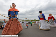 ENGLOS (F) - 8ème fête des Géants 2014 / L’Archer de Bois de Lessines – BOIS-DE-LESSINES (LESSINES) (B) ET Zante et Rinette – MAFFLE (ATH) (B)