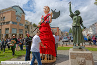 LILLE - Fête de quartier du Vieux-Lille et 10 ans de Jeanne Maillotte 2014 / Jeanne Maillotte - LILLE (F) vient rendre visite à la statue de ... Jeanne Maillotte
