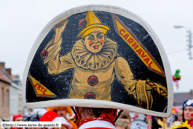 CASSEL (F) - Carnaval du Lundi de Paques - Le Reveil et la bande des Arlequins 2015 / Le Reveil de Cassel, mené par le tambour-major Bernard Minne