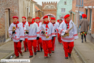 CASSEL (F) - Carnaval du Lundi de Paques - Le Reveil et la bande des Arlequins 2015 / La Bande des Arlequins, avec le Cassel Harmony qui mène le rythme