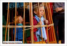 Les dessous du Géant deviennent un lieu de jeu pour les enfants<br />FRETIN (F) - Ferme des Hirondelles - Présentation de Ronny le poète bièrologue 2015