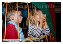 Les dessous du Géant deviennent un lieu de jeu pour les enfants<br />FRETIN (F) - Ferme des Hirondelles - Présentation de Ronny le poète bièrologue 2015