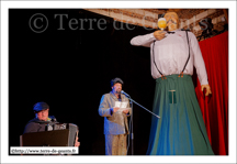 Ben Debreyne et le Géant Ronny le poète bièrologue<br />FRETIN (F) - Ferme des Hirondelles - Présentation de Ronny le poète bièrologue 2015