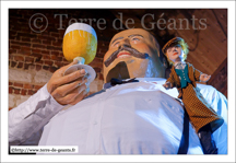 P'tit Jacques , la marionnette et Ronny le Géant se sont liés d'amitié<br />FRETIN (F) - Ferme des Hirondelles - Présentation de Ronny le poète bièrologue 2015
