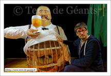 Ronny le poète bierologue et Julien Pilette, porteur et créateur du Géant<br />FRETIN (F) - Ferme des Hirondelles - Présentation de Ronny le poète bièrologue 2015
