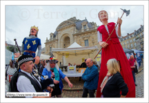 Un petit air de Carnaval de Dunkerque ax pieds de Jeanne Maillotte - LILLE (F) et  Philippe-Auguste - BOUVINES (F)<br />LILLE (F) - Braderie de Lille - Stand Les Amis des Geants de Lille 2015