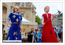 Un petit air de Carnaval de Dunkerque ax pieds de Jeanne Maillotte - LILLE (F) et  Philippe-Auguste - BOUVINES (F)<br />LILLE (F) - Braderie de Lille - Stand Les Amis des Geants de Lille 2015