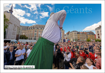 Un salut de Ronny à la foule<br />LILLE (F) - Les Géants sont de sortie - Le baptême de Ronny le poète bièrologue 2015