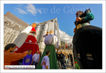 Entre les Géants tutélaires de Lille, Lyderic et Phianert, Ronny le poète bèirologue fait sont entrée dans le Ronde des géants<br />LILLE (F) - Les Géants sont de sortie - le cortège des Géants 2015