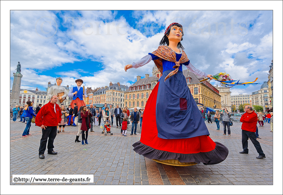 La Belle Hélène – Les Amis de Gambrinus – STEENVOORDE (F)<br />LILLE (F) - Les Géants sont de sortie - Montage et animation des Géants 2015