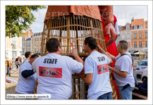 Le montage de Raoul de Godewarsvelde – Quartier Saint-Sauveur - LILLE (F)<br />LILLE (F) - Les Géants sont de sortie - Montage et animation des Géants 2015