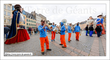 Le Brass Couss Band anime la Grand'Place et fait danser les Géants<br />LILLE (F) - Les Géants sont de sortie - Montage et animation des Géants 2015
