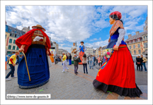 Le Thérapeute – Cayoteu 1900 – LESSINES (B) et La Belle Hélène – Les Amis de Gambrinus – STEENVOORDE (F)<br />LILLE (F) - Les Géants sont de sortie - Montage et animation des Géants 2015