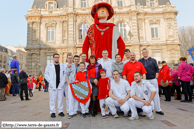 TOURCOING (F) - Week-End Géants 2015 -  Le cortège du dimanche / Jean III de Trazegnies – IRCHONWELZ (ATH) (B) et ses porteurs 