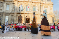 TOURCOING (F) - Week-End Géants 2015 -  Le cortège du dimanche / Le Duc D’Havré – TOURCOING (F) et Margot la fileuse – LOOS (F) dansent aux sons des  bandas