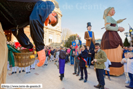 TOURCOING (F) - Week-End Géants 2015 -  Le cortège du dimanche / Gerald Darmanin, maire de Tourcoing aux prises avec Florimond Long-Minton – DOULLENS (F) 