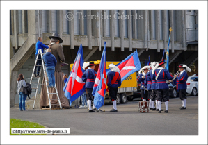 Le montage des Géants<br />COMINES (F) - Fête des Louches 2016 - Cortège des Louches<br />(09/10/2016)