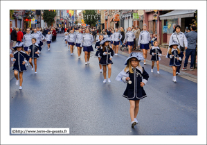 Ass. Flandre Joyeuses et ses mousquetaires - COMINES (F)<br />COMINES (F) - Fête des Louches 2016 - Cortège des Louches<br />(09/10/2016)