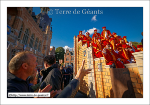 Eh ! Moi aussi je veux une cuillère !<br />COMINES (F) - Fête des Louches 2016 - Cortège des Louches<br />(09/10/2016)