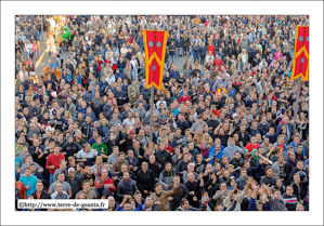 le jet des Louches (de l'intérieur de l'Hôtel de Ville)<br />COMINES (F) - Fête des Louches 2016 - Cortège des Louches<br />(09/10/2016)