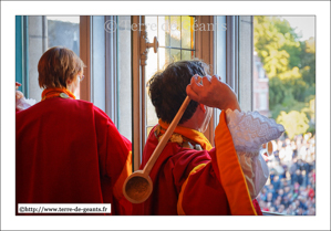 Le jet des Louches (de l'intérieur de l'Hôtel de Ville)<br />COMINES (F) - Fête des Louches 2016 - Cortège des Louches<br />(09/10/2016)