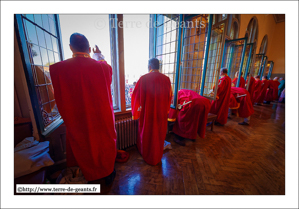 Le jet des Louches (de l'intérieur de l'Hôtel de Ville)<br />COMINES (F) - Fête des Louches 2016 - Cortège des Louches<br />(09/10/2016)