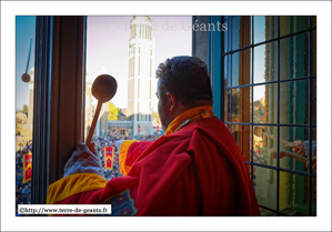 Le jet des Louches (de l'intérieur de l'Hôtel de Ville)<br />COMINES (F) - Fête des Louches 2016 - Cortège des Louches<br />(09/10/2016)