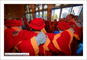 Le jet des Louches (de l'intérieur de l'Hôtel de Ville)<br />COMINES (F) - Fête des Louches 2016 - Cortège des Louches<br />(09/10/2016)