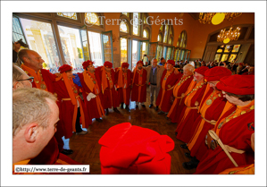 Le jet des Louches (de l'intérieur de l'Hôtel de Ville)<br />COMINES (F) - Fête des Louches 2016 - Cortège des Louches<br />(09/10/2016)