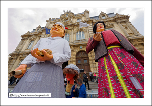 Honoré, maitre craquelin – NEUVILLE-EN-FERRIAN (F) et Claire du Flocon   - TOURCOING (F)