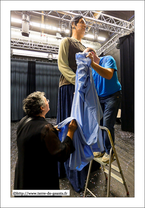 Dans les coulisse, Emilie est aprêté