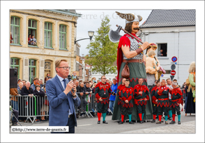 Jean Pierre Bataille, maire de Steenvoorde fait l'annonce que la Ville de Steenvoorde s'efforcera de garder TOUS les Géants de l'association des Amis de Fromulus.