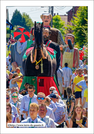 <Le cortège arrive