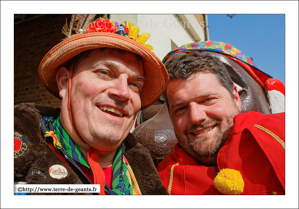 L'amitié entre porteur est réelle. Ici Fabien, un porteur de la famille Gayant ren visite à son ami Sébastien, porteur des Reuze