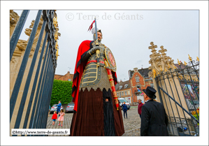 ... et Gayant arrive dans la cour d'honneur de la mairie de Douai