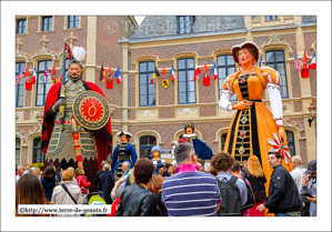 .. la Famille Gayant est au complet dans la cour d'honneur de l'Hôtel de Ville de Douai