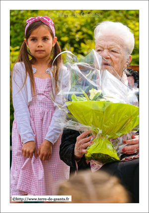 Les marraines , l'actrice Jenny Clève, (adulte) et Cléo Marszalek  (enfant) du Géant Jean Gab'lou