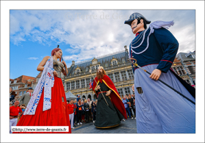 Clovis - Compagnie du Serment de l'Bancloque - TOURNAI (B) danse avec sa marraine, Marianne – Association La Ronde des Géants - RONCHIN (F), et son parrain, El Gendarme - BASECLES (BELOEIL) (B)