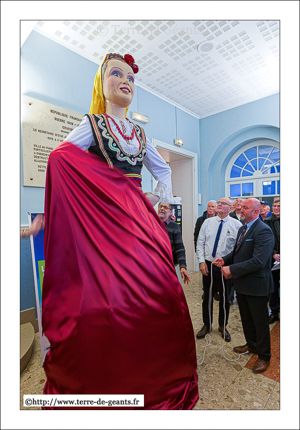 La nouvelle tenue de Bela Rada reproduit le costume foklorique de la région de Šopsko