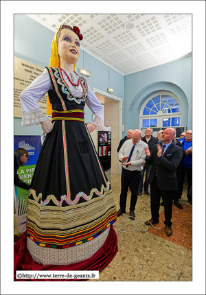 La nouvelle tenue de Bela Rada reproduit le costume foklorique de la région de Šopsko