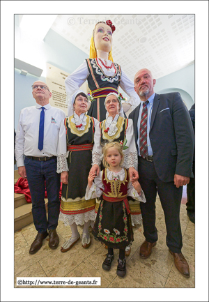 Pascal Gustin, président de la fédération des Géants et Ludovic Rohart, maire d'Orchies entourant Michèle et Marie-Josée, des amies de Bela Rada, à l'initiative de la réalisation avec d'autres petites mains du nouveau costume