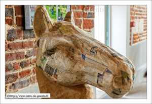 Tête de cheval en papier maché