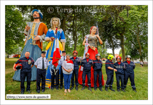 François 1er - ARDRES (F), Marianne -  Association La Ronde des Géants -  RONCHIN (F) et Belle-Roze - ARDRES (F) et les pompiers d'Ardres