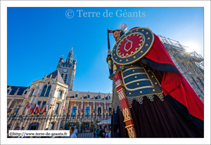 Gayant - DOUAI (F) arrive à l'Hôtel de Ville de Douai