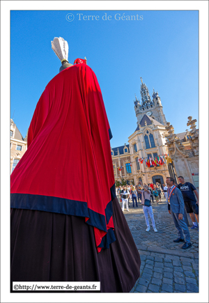 Gayant - DOUAI (F) arrive à l'Hôtel de Ville de Douai et est accueilli par Frédéric Chereau, maire de la ville