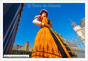 Marie Cagenon - DOUAI (F)  parvient dans la cour d'honneur de l'Hôtel de Ville de Douai