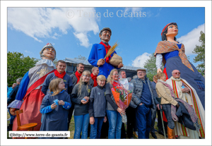 La Belle Hélène - STEENVOORDE (F), la marraine, André le meunier – HOUTKERQUE (F),  Piet’je, fils du Reuze - DUNKERQUE (F), le parrain et l'équipe du De Hout Kerquereuzes