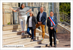 Erika Olive, la créatrice du Géant Joseph, Nathalie Pruvost, la marraine, Guy Pruvost, le parrain et Roger Lemaire, maire de Nieppe (F)